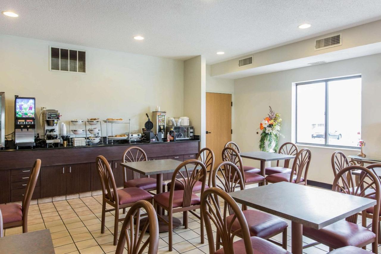 Econo Lodge Inn & Suites Peoria Illinois Exterior photo