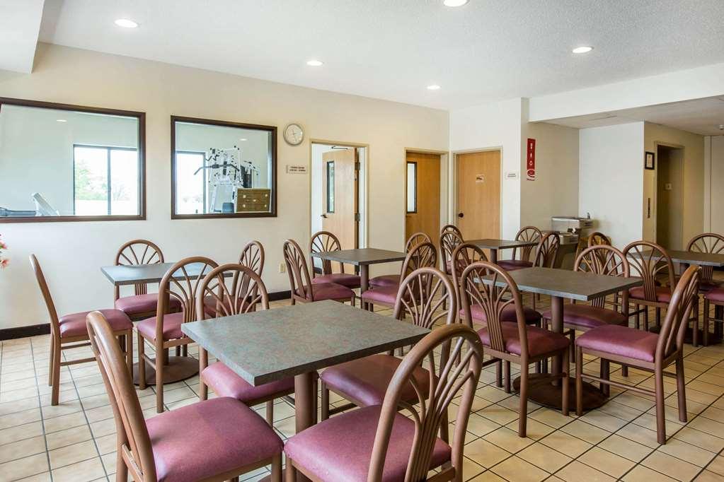 Econo Lodge Inn & Suites Peoria Illinois Restaurant photo