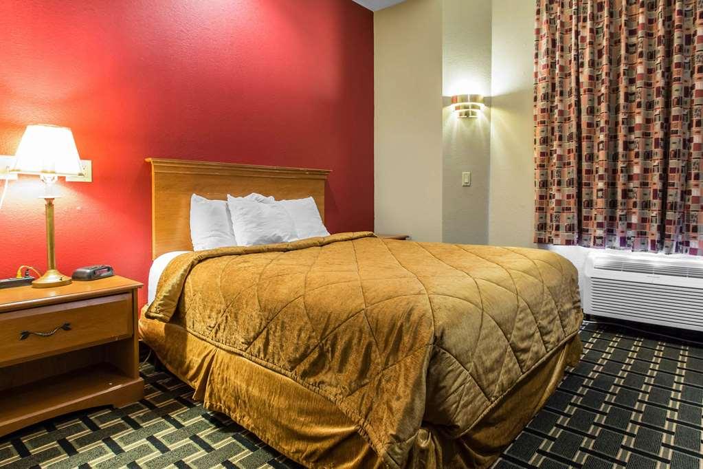 Econo Lodge Inn & Suites Peoria Illinois Room photo
