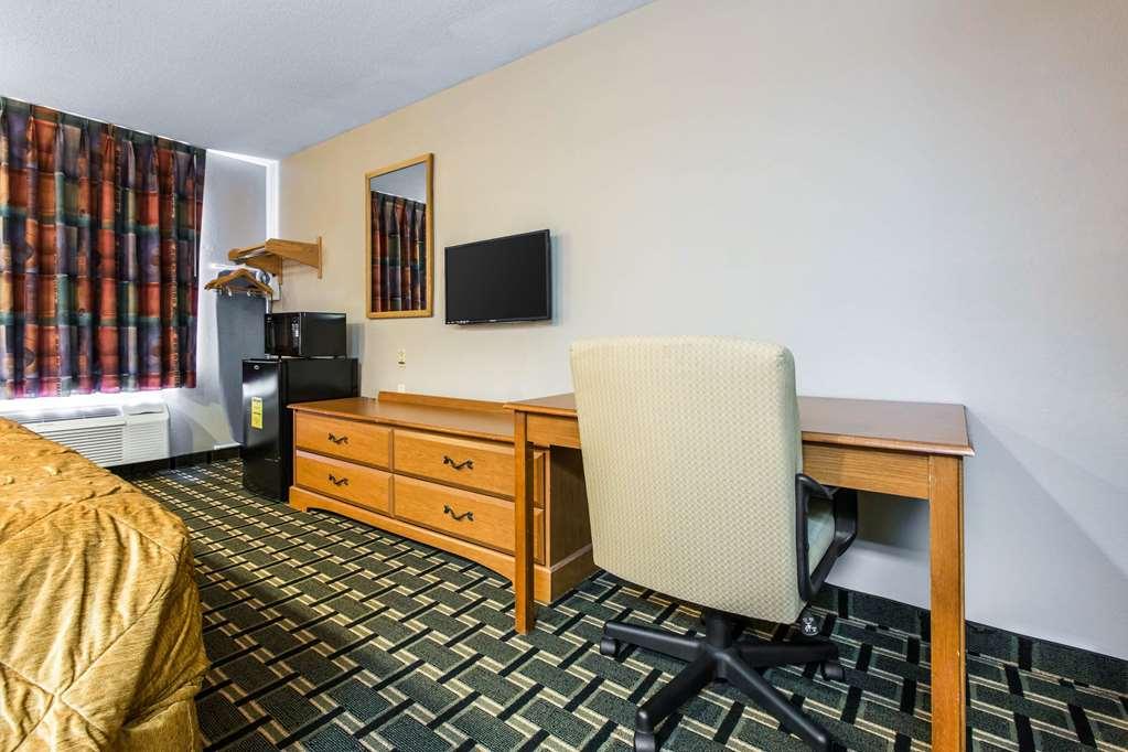 Econo Lodge Inn & Suites Peoria Illinois Room photo