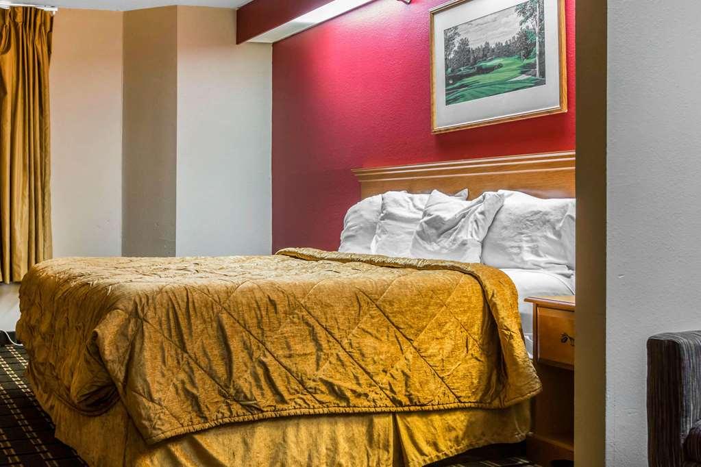Econo Lodge Inn & Suites Peoria Illinois Room photo