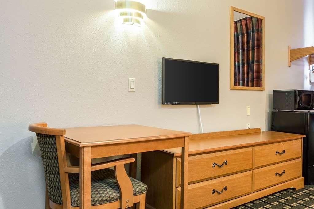 Econo Lodge Inn & Suites Peoria Illinois Room photo