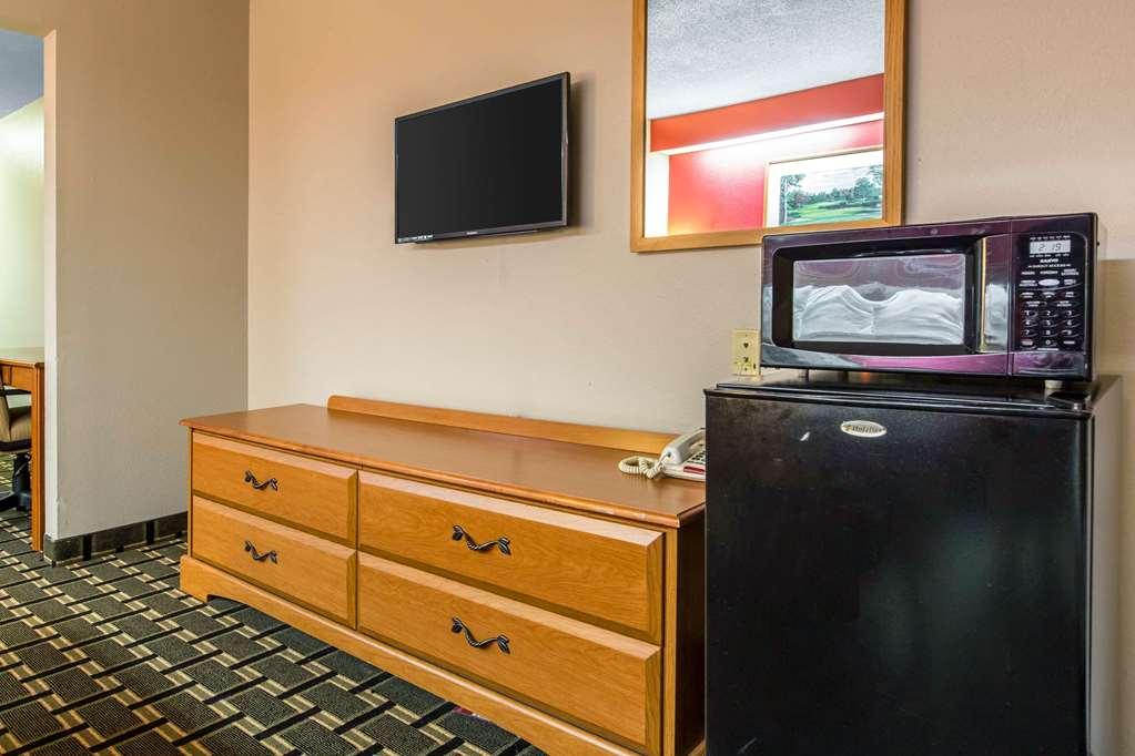 Econo Lodge Inn & Suites Peoria Illinois Room photo
