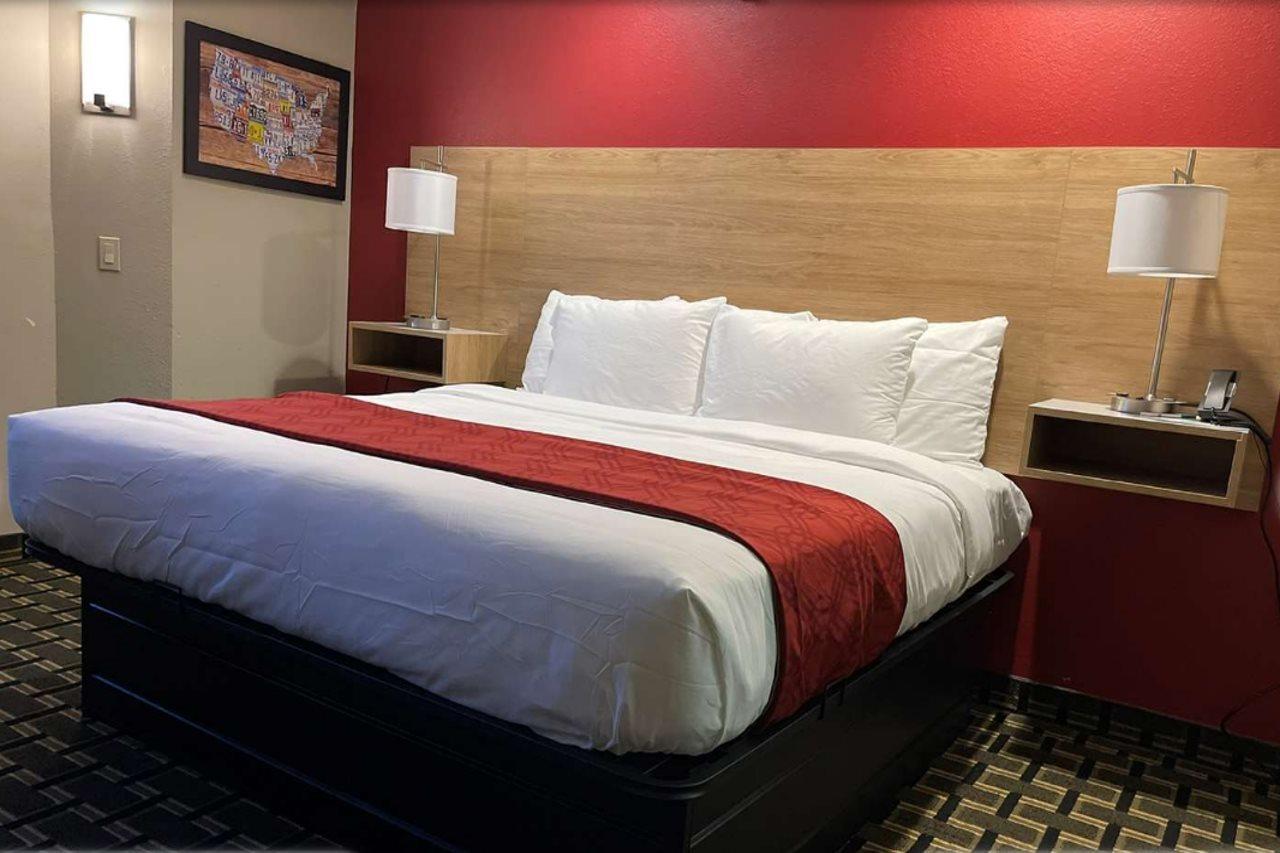 Econo Lodge Inn & Suites Peoria Illinois Exterior photo