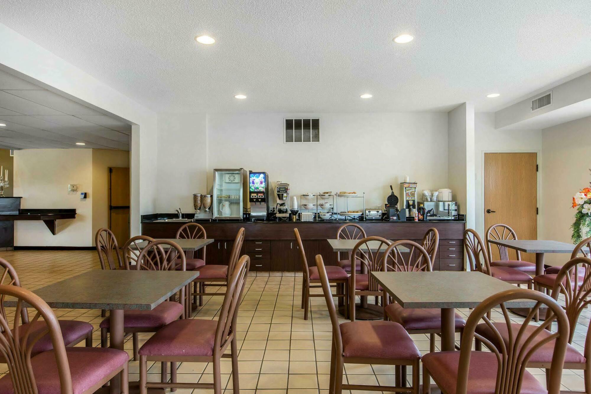 Econo Lodge Inn & Suites Peoria Illinois Exterior photo
